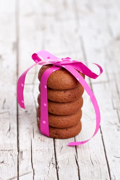 Biscotti al cioccolato legati con nastro rosa — Foto Stock