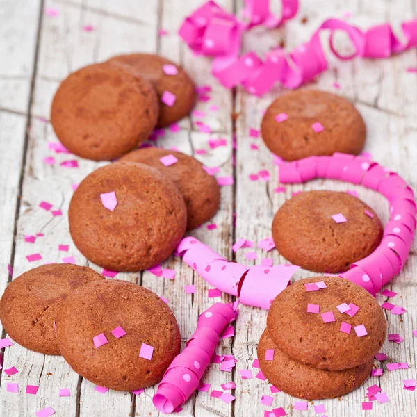 Świeże ciasteczka czekoladowe, różowy taśmy i konfetti — Zdjęcie stockowe