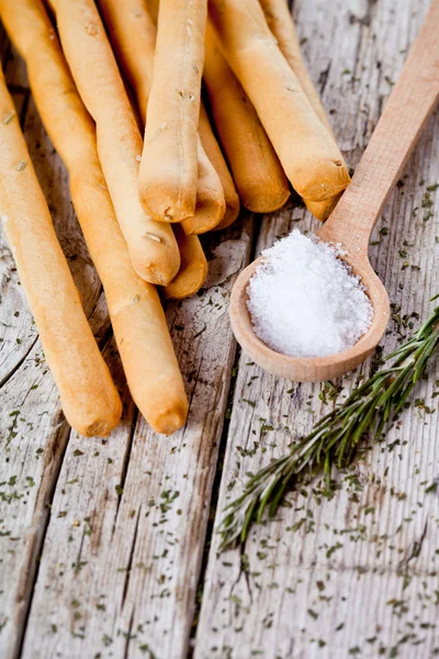 Brood stokken grissini met rozemarijn en zout — Stockfoto