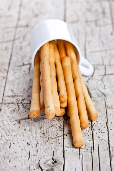 Kopp med bröd pinnar grissini — Stockfoto