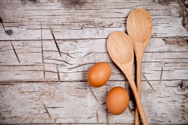 Lžíce a hnědé vejce — Stock fotografie