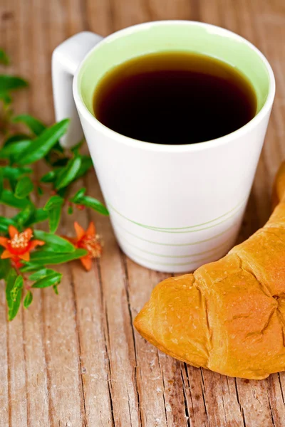 Kopp te och färsk croissant — Stockfoto