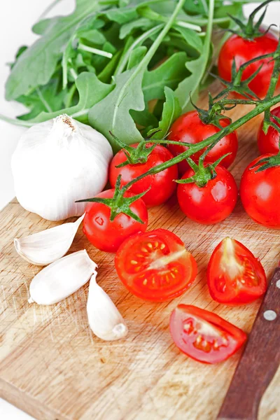 Fresh tomatoes, rucola and garlic — Stock Photo, Image