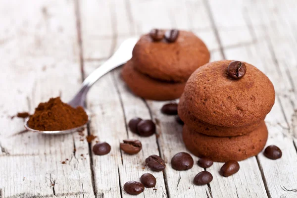 Bolachas de chocolate e grãos de café — Fotografia de Stock