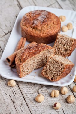 dilimlenmiş taze çörek, fındık içi ve tarçın