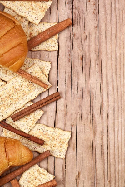 Cracker, bastoncini di cannella e croissant freschi — Foto Stock