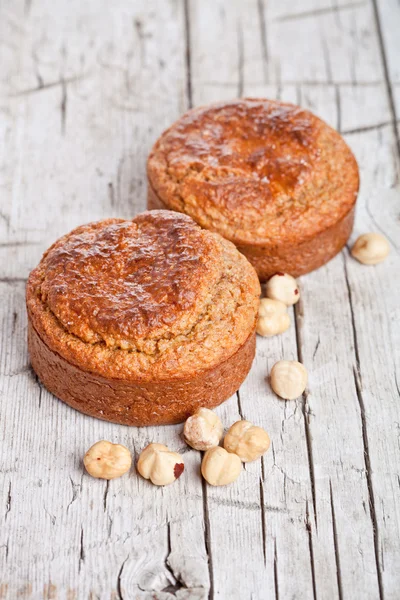 Färska bullar med hasselnötter — Stockfoto