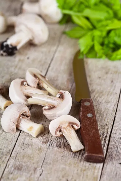 Champiñones frescos en rodajas con perejil y cuchillo viejo — Foto de Stock