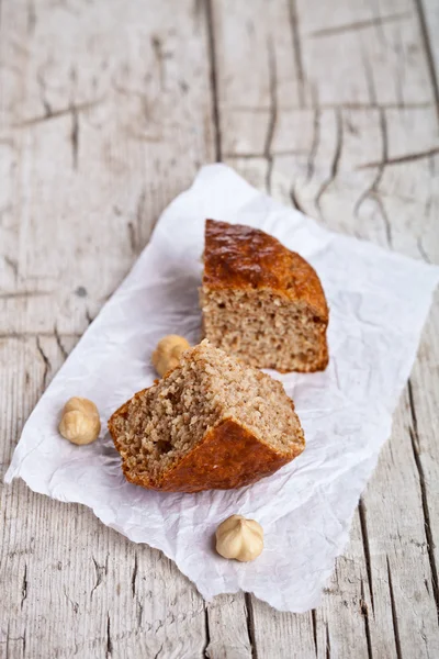 Duas fatias de pão fresco e avelãs — Fotografia de Stock