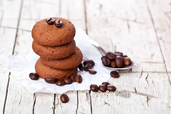 Schokoladenkekse und Kaffeebohnen — Stockfoto