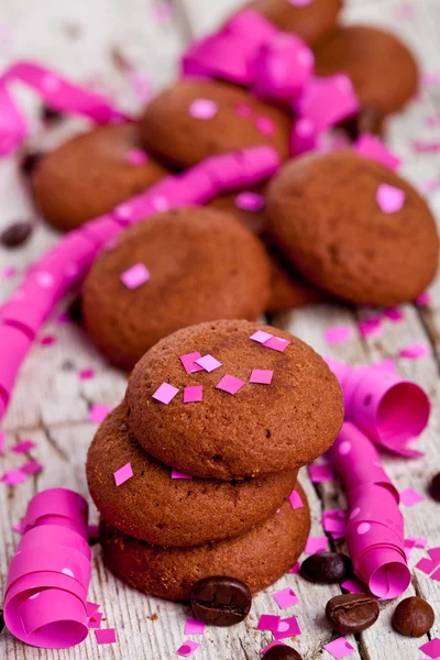 Biscotti al cioccolato freschi, chicchi di caffè, nastri rosa e confetti — Foto Stock