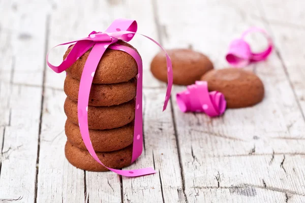 Pila di biscotti al cioccolato legati con nastro rosa — Foto Stock