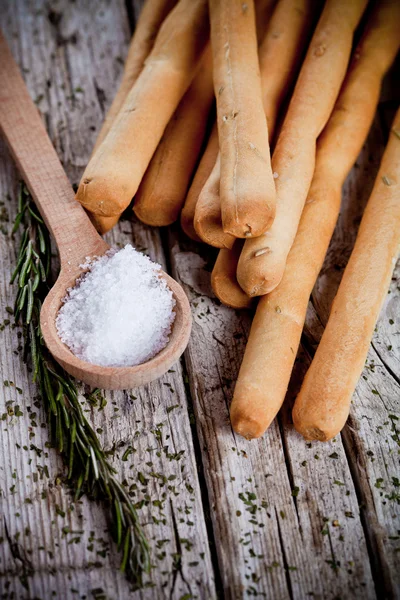 Varas de pão grissini com alecrim e sal — Fotografia de Stock