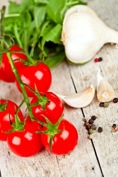Färska tomater, rucola, vitlök och pepparkorn — Stockfoto