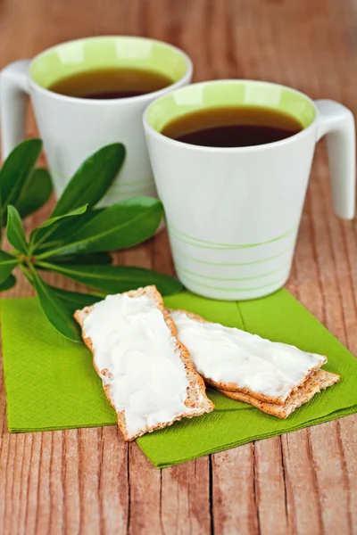 Duas xícaras de chá e biscoitos com queijo creme — Fotografia de Stock