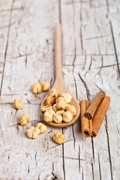 Nocciole in cucchiaio di legno e bastoncini di sinnella — Foto Stock