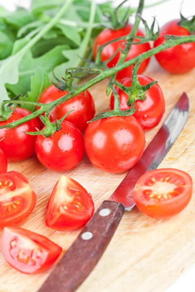 Fresh tomatoes, rucola and old knife — Stock Photo, Image