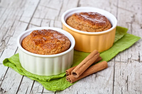 Dois pães assados frescos e paus de canela — Fotografia de Stock