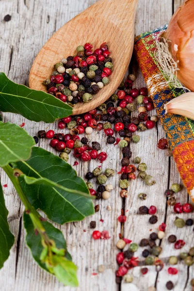 Peppercorns and bay leaves — Stock Photo, Image