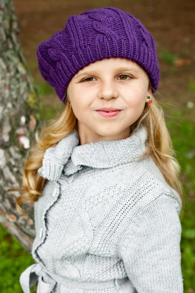 Little girl in the park — Stock Photo, Image