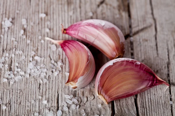 Frische Knoblauchscheiben und Meersalz — Stockfoto