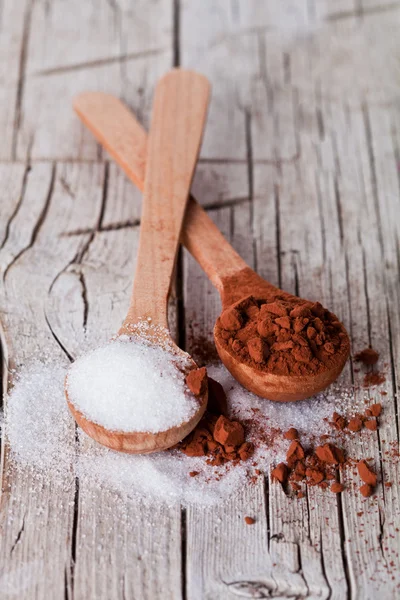 Açúcar e cacau em pó em colheres — Fotografia de Stock