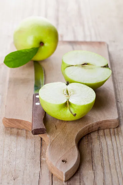 Fresh green sliced apples and knife — Stock Photo, Image