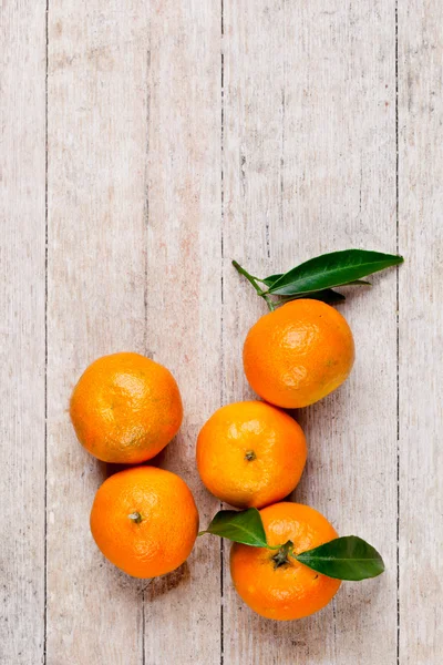 Fünf Mandarinen mit Blättern — Stockfoto