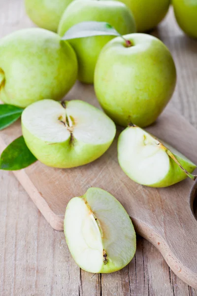 Świeże zielone jabłka pokrojone — Zdjęcie stockowe