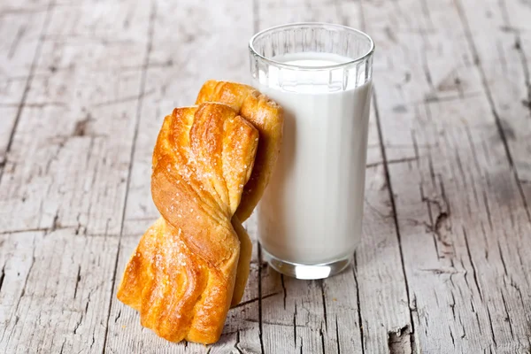 Bicchiere di latte e focacce appena sfornate — Foto Stock