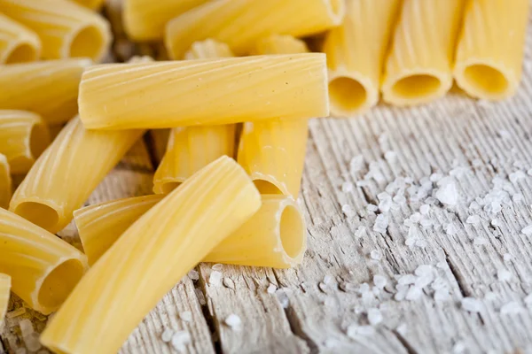 Rå pasta och salt — Stockfoto