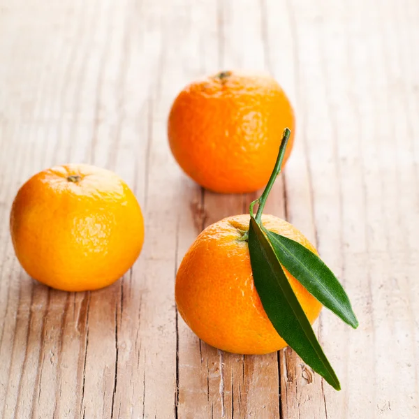 Mandarinen mit Blättern — Stockfoto