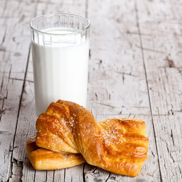 Bicchiere di latte e focacce appena sfornate — Foto Stock