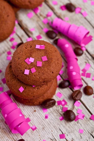 Świeże czekoladowe ciasteczka, kawa, różowy taśmy i konfetti — Zdjęcie stockowe