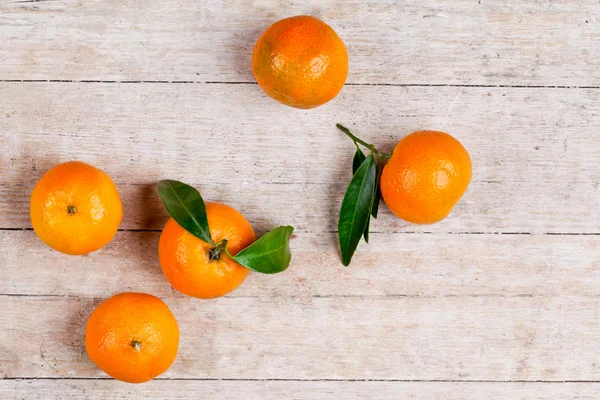 Fünf Mandarinen mit Blättern — Stockfoto