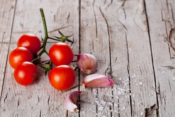 Cherry tomatoes, garlic, peppercorns and salt — Stock Image Cherry tomatoes, garlic, peppercorns and salt Stock Photo