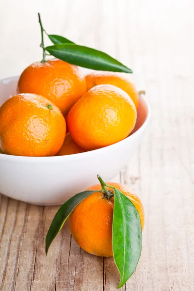 Mandarinen mit Blättern in Schüssel — Stockfoto