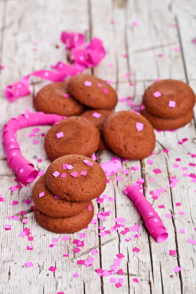 Biscotti al cioccolato freschi, chicchi di caffè, nastri rosa e confetti — Foto Stock