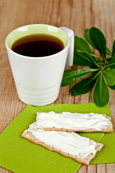 Filiżankę herbaty i krakersy z serem — Zdjęcie stockowe