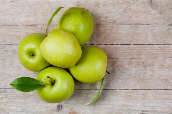 Manzanas verdes frescas —  Fotos de Stock