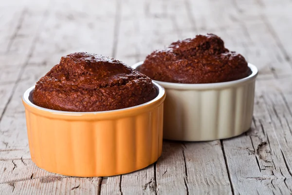 Dwa świeże pieczone ciasta browny — Zdjęcie stockowe