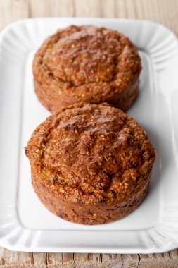 Beyaz tabakta iki taze çörek