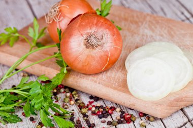 taze soğan, maydanoz ve karabiber