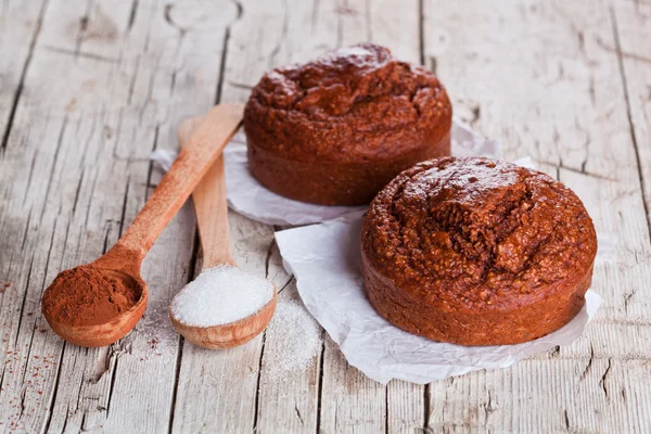 Vers gebakken browny cakes, suiker en cacao poeder — Stockfoto