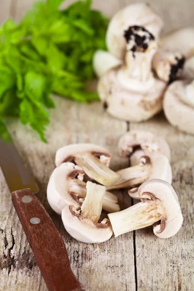 오래 된 칼 파 슬 리와 신선한 슬라이스 champignons — 스톡 사진
