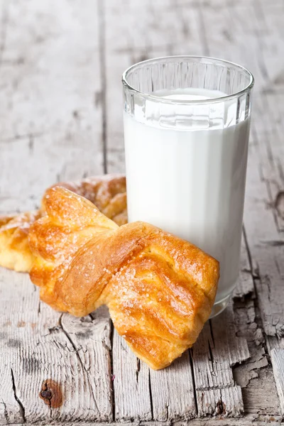 Bardak süt ve iki taze pişmiş çörekler — Stok fotoğraf