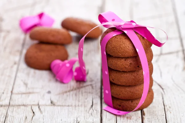 Pila di biscotti al cioccolato legati con nastro rosa — Foto Stock