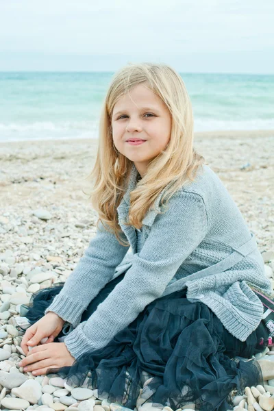 Menina bonita na praia de outono — Fotografia de Stock