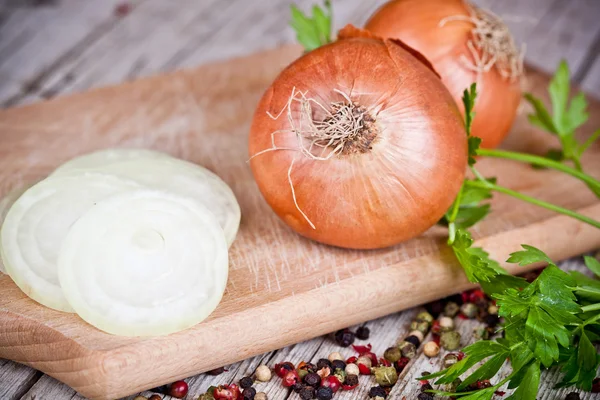 Fresh onions, parsley and peppercorns — Stock Photo, Image