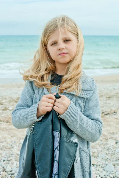 Дівчина на осінньому пляжі — стокове фото